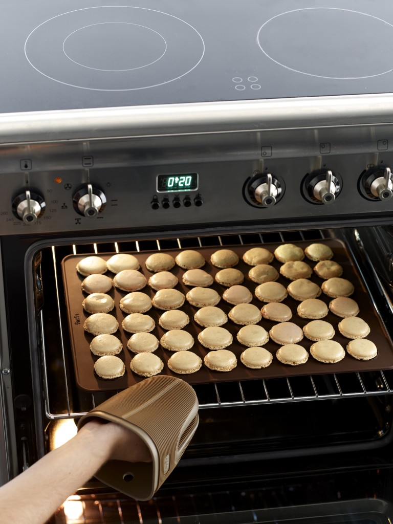 horneando macarons con tapete